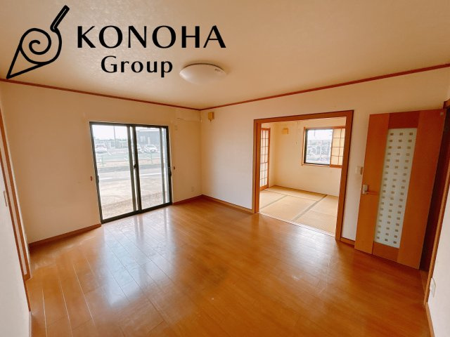 【中古戸建】太田市亀岡町の居間・リビング|これから長く住むお家のリビングには毎日気持ちのいい日差しが差し込みます。ポカポカ日向ぼっこをしながらお昼寝をするのもいいですね♪明るいリビングに気分も晴れやかに♪