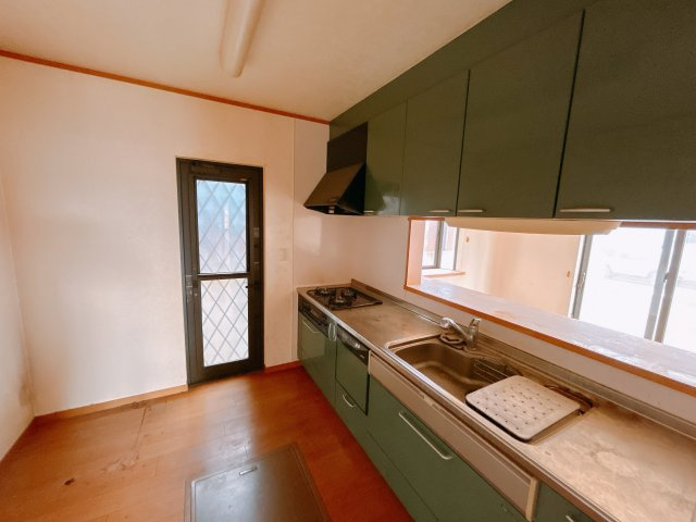 【中古戸建】太田市亀岡町のキッチン|お料理をしながらお部屋を見渡せることができる対面キッチンを採用。コミュニケーションがとりやすく、家族の絆が深まります。今日の出来事をおしゃべりしながら楽しい時間をお過ごしください♪