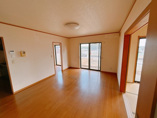 【中古戸建】太田市亀岡町の居間・リビング|ご家族みんなが顔を合わせるリビングにはこだわり抜いたデザインを採用しております。