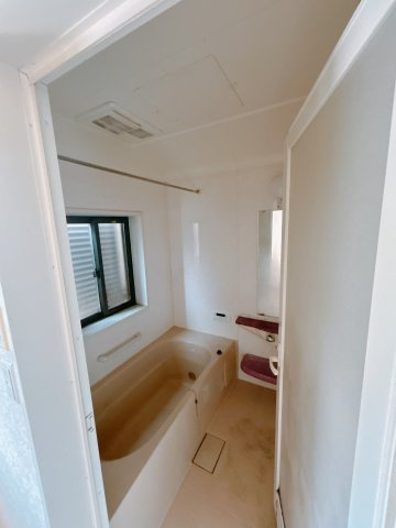 【中古戸建】太田市亀岡町の浴室|1日の疲れを癒せるお風呂♪足がのばせるほど広いお風呂にはエコベンチも搭載！小さいお子様を座らせれば一緒にお風呂へ入っても安心。浴室暖房乾燥機付きなので洗濯物も乾かせます。