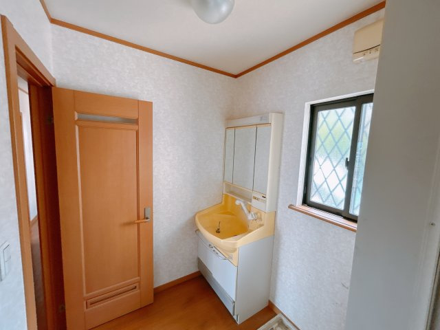 【中古戸建】太田市亀岡町の独立洗面台|大きな鏡で朝の身支度 も楽々♪忙しい毎日の準備が楽しくなる洗面所です。