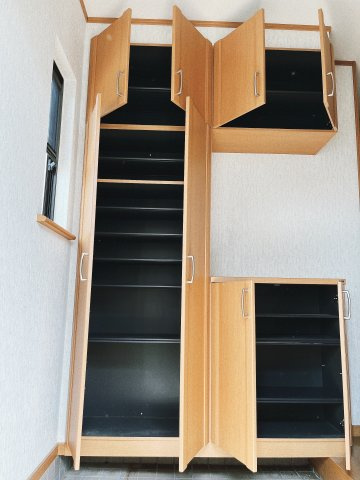 【中古戸建】太田市亀岡町の収納|家族みんなの靴が丸々しまえます♪これからお子様が大きくなっても安心ですね。靴をしまって、すっきりとした玄関で開放感も味わえます。