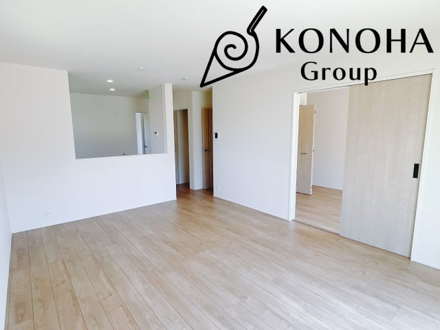 【新築戸建】玉村町板井24-1期の居間・リビング|これから長く住むお家のリビングには毎日気持ちのいい日差しが差し込みます。ポカポカ日向ぼっこをしながらお昼寝をするのもいいですね♪明るいリビングに気分も晴れやかに♪