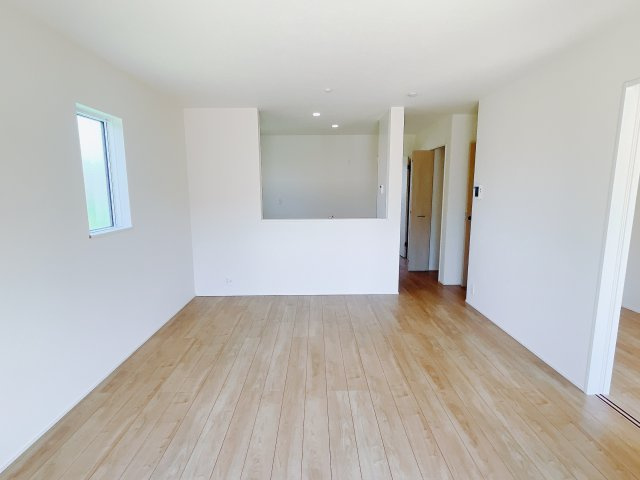 【新築戸建】玉村町板井24-1期の居間・リビング|ポカポカ日向ぼっこをしながらお昼寝をするのもいいですね♪明るいリビングに気分も晴れやかに♪