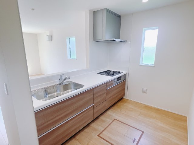 【新築戸建】玉村町板井24-1期のキッチン|お料理をしながらお部屋を見渡せることができる対面キッチンを採用。コミュニケーションがとりやすく、家族の絆が深まります。今日の出来事をおしゃべりしながら楽しい時間をお過ごしください♪