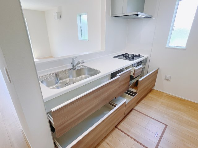 【新築戸建】玉村町板井24-1期のキッチン|調理器具の出し入れが便利なスライド収納♪毎日家事を頑張る皆さまにおすすめしたいポイントです(*^^*)