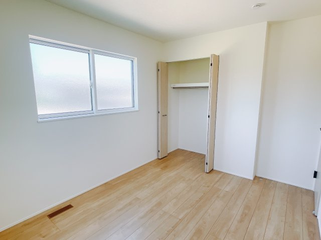 【新築戸建】玉村町板井24-1期の洋室|広い寝室ならインテリアも自由自在にお楽しみいただけます♪お外から帰ってきた後は寝室でゆっくり自分の時間をお過ごしください。