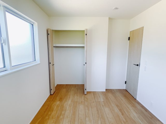 【新築戸建】玉村町板井24-1期の洋室|ダブルベッドを置いても充分な広さを2Ｆのお部屋に設けております。お子様と家族みんなで寝るのも夢じゃありません♪窓からは光が差し込むので日中でも明るいお部屋です。