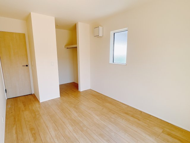 【新築戸建】玉村町板井24-1期の洋室|ダブルベッドを置いても充分な広さを2Ｆのお部屋に設けております。お子様と家族みんなで寝るのも夢じゃありません♪窓からは光が差し込むので日中でも明るいお部屋です。