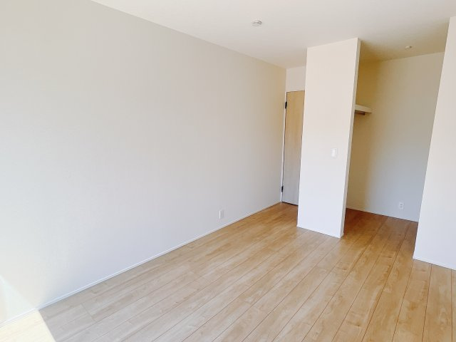 【新築戸建】玉村町板井24-1期の洋室|お子様にとって初めての「自分だけのお部屋」。どんなお部屋にするのか楽しみになりますね♪こちらのお部屋は洋室になっているので、もし汚してしまっても簡単にお掃除できるので助かります。