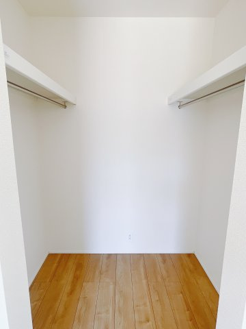 【新築戸建】玉村町板井24-1期の収納|ＷＩＣとは、「人が歩いて入れる収納」を意味します。お洋服や片付けにくい家具をしまうことにより、いつでも広い寝室が整います♪