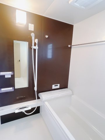【新築戸建】玉村町板井24-1期の浴室|清潔感あふれる浴室には、カビを防ぎ雨の日でも洗濯物を乾かせられる浴室暖房乾燥機を標準装備しております♪毎日のお手入れが楽になります。