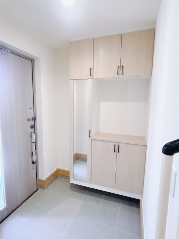【新築戸建】玉村町板井24-1期の玄関|毎日の「いってらっしゃい」や「お帰りなさい」を大切なご家族と過ごす玄関は〈使いやすさ〉を追求しております。玄関横の物入は急な来客時でもさっとお片付けできるスペースを確保しています。