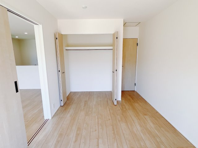 【新築戸建】玉村町板井24-1期の収納|「今日も一日お疲れ様」とご夫婦でゆったりくつろげる寝室。毎日の家事やお仕事に疲れた日はフカフカのベットで癒されてください。テレビや本棚をおいても快適な広さなのが自慢のお部屋です♪