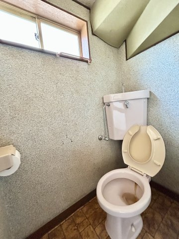 【中古戸建】前橋市朝日町のトイレ|明るい陽射しが入り、日中は電気いらずです♪