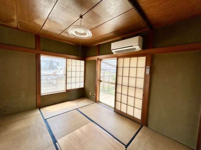 【中古戸建】前橋市朝日町の和室|扉付きの和室なのでプライベートな空間にもなります。ご両親がお泊りになっても、ぬくもりを感じられる和室でゆっくりとお寛ぎいただけます♪