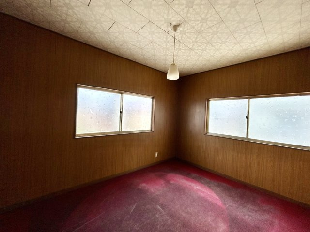 【中古戸建】前橋市朝日町の洋室|「今日も一日お疲れ様」とご夫婦でゆったりくつろげる寝室。毎日の家事やお仕事に疲れた日はフカフカのベットで癒されてください。テレビや本棚をおいても快適な広さなのが自慢のお部屋です