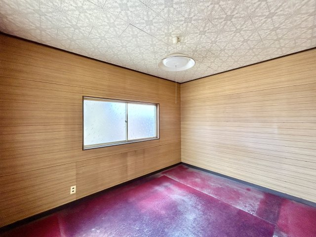 【中古戸建】前橋市朝日町の洋室|ダブルベッドを置いても充分な広さを2Ｆのお部屋に設けております。お子様と家族みんなで寝るのも夢じゃありません♪窓からは光が差し込むので日中でも明るいお部屋です。