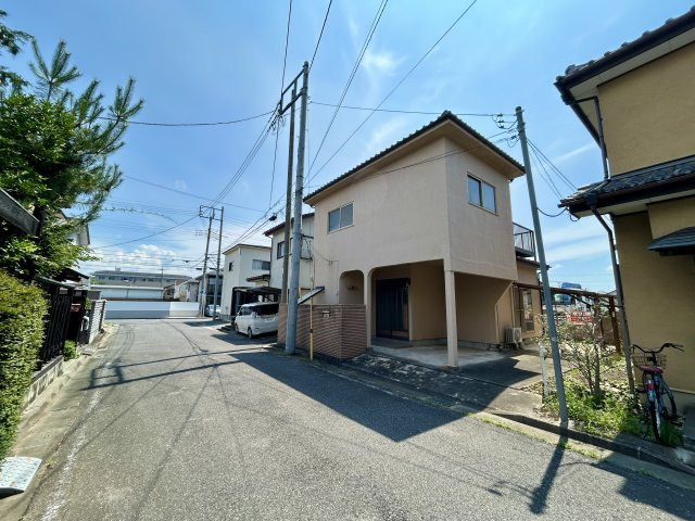 【中古戸建】前橋市朝日町の前面道路含む現地写真|前面道路も広く、駐車もらくらく♪