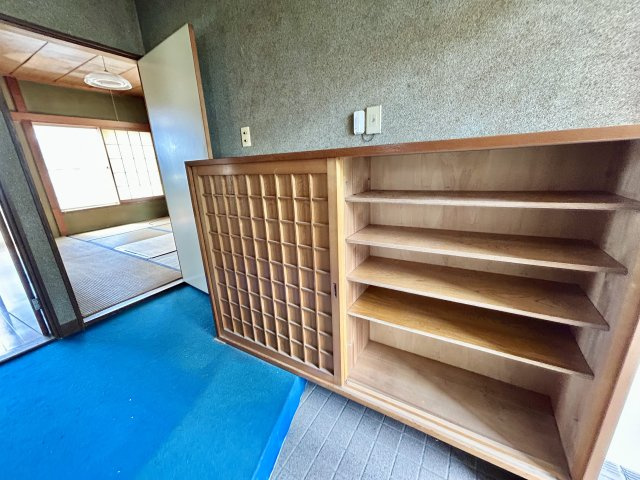 【中古戸建】前橋市朝日町の玄関|毎日の「いってらっしゃい」や「お帰りなさい」を大切なご家族と過ごす玄関は〈使いやすさ〉を追求しております。玄関横の物入は急な来客時でもさっとお片付けできるスペースを確保しています。