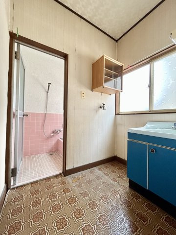 【中古戸建】前橋市朝日町の独立洗面台|通常より広いタイプの洗面所になっています。のびのびと使える洗面所には寒い冬にストーブをおいても邪魔になりません♪