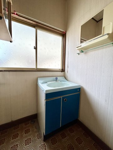 【中古戸建】前橋市朝日町の独立洗面台|ゆとりのある洗面脱衣室ではお子様と並んで歯磨きもできるので一緒に成長を楽しめます♪広い空間なのですれ違うのもぶつかる心配がなく、ストレスフリー♪