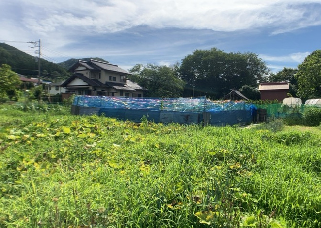 【外観】 | 家を建てる場合、方位は要チェックです。現実的に日当たりのよい家ならばリビングは南側、建築基準法でも北側に当たる家への配慮は求められています。土地を見学に行く際は、方位磁針を持って行くようにしましょう。
