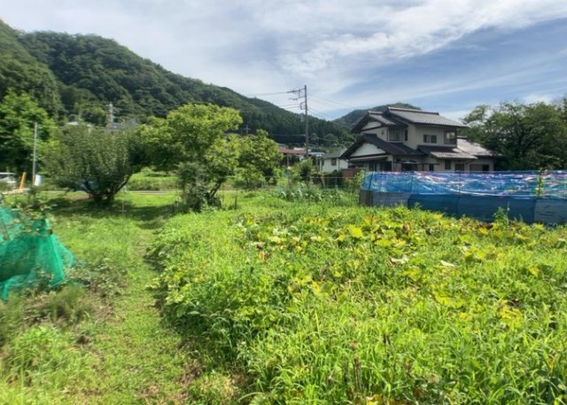 【外観】 | 土地を買う際、住む地域の自治体や福祉の補助制度にも注目してみましょう。子供や老人の医療補助やゴミ出しのルールなど、自治体によってルールに大きな違いがあるため、暮らしやすい土地で判断するとよいでしょう。