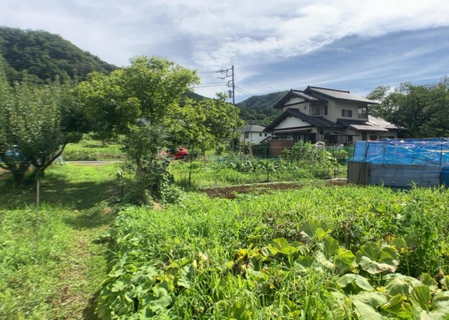 【外観】 | 土地の前の道路に消火栓が設置されていることがあります。この場合、道路交通法第45条第1項により、駐車禁止の場所が指定されています。そのため、車庫などの駐車スペースをつくることができない場合があります。