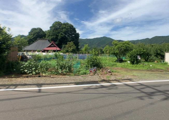 【外観】 | 隣家の土地はどうなっているのか、生活利便施設が近くにあるのか、学校まで近いかなど、お客様のライフスタイルにあわせたイメージが重要です。また、近くにあると困る施設が近くにないかも確認するといいでしょう。
