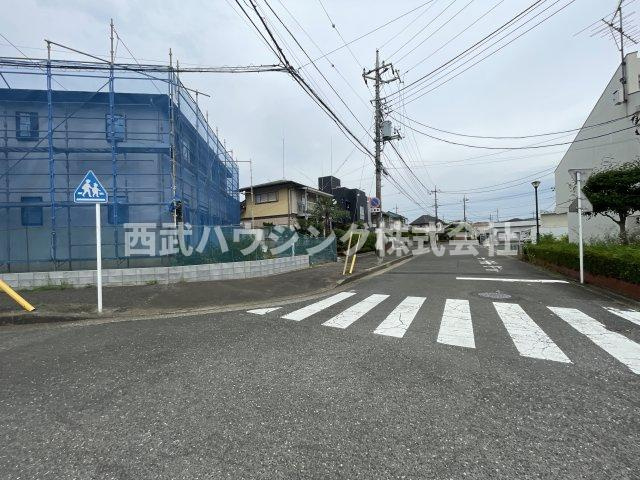 【仲介手数料無料】狭山市柏原8期全1棟　狭山市の新築住宅なら西武ハウジングの前面道路含む現地写真