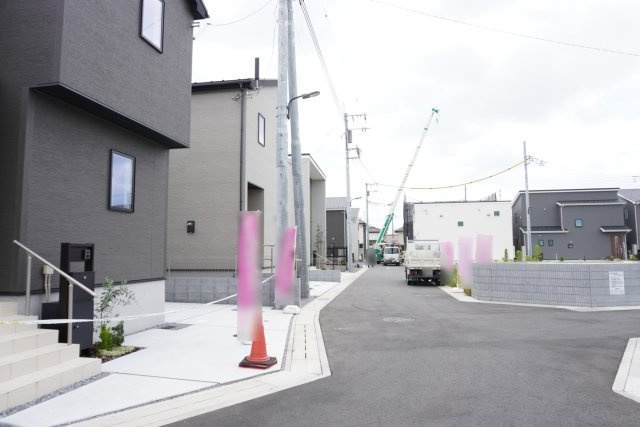草加市苗塚町 新築分譲住宅 全16棟 1号棟の前面道路含む現地写真