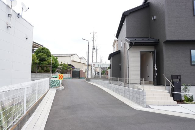 草加市苗塚町 新築分譲住宅 全16棟 1号棟の前面道路含む現地写真