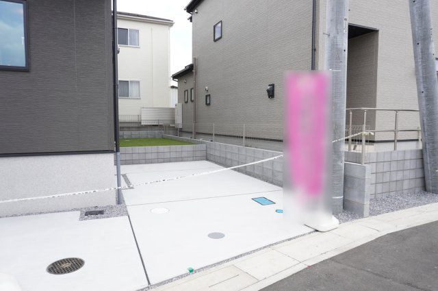 草加市苗塚町 新築分譲住宅 全16棟 1号棟の駐車場