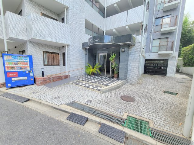 プレジール学園前のエントランス