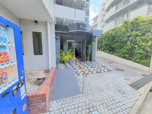 プレジール学園前のエントランス