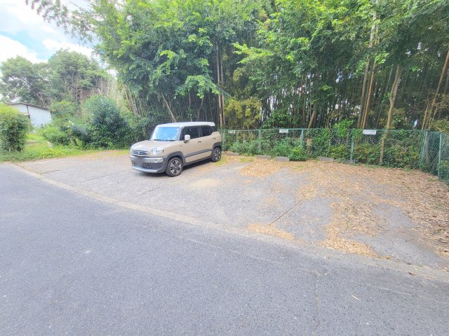 プレジール学園前の駐車場