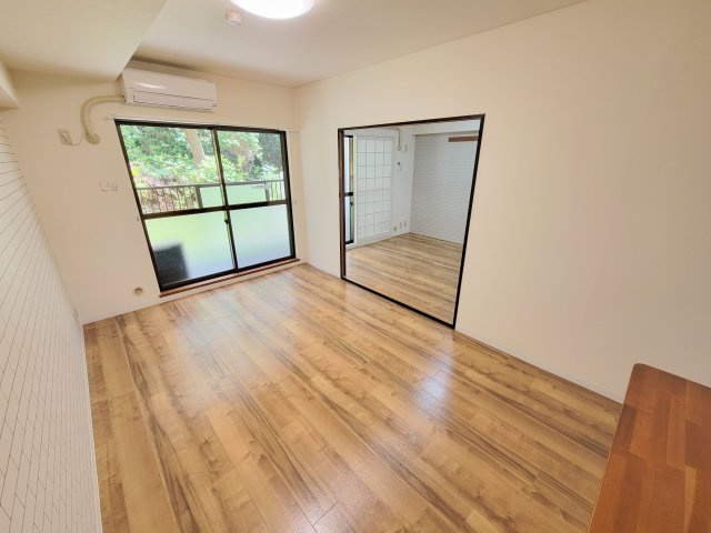 プレジール学園前の居間・リビング