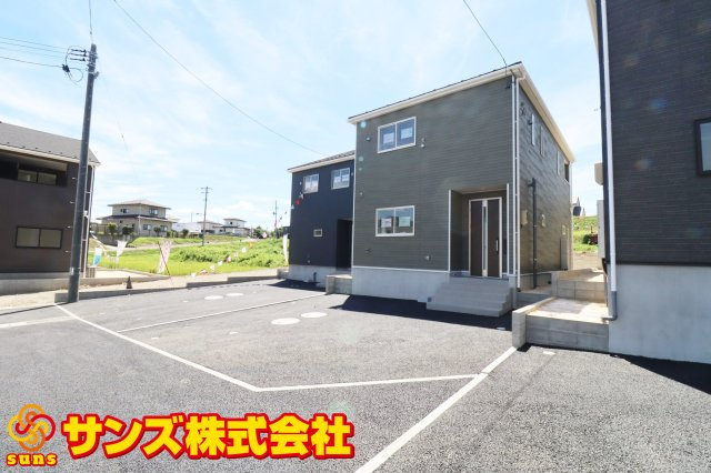 本宮市青田字中森　　　10号棟　　　五百川小学校、本宮第２中学区の外観|北西側から見た駐車場を含む外観
