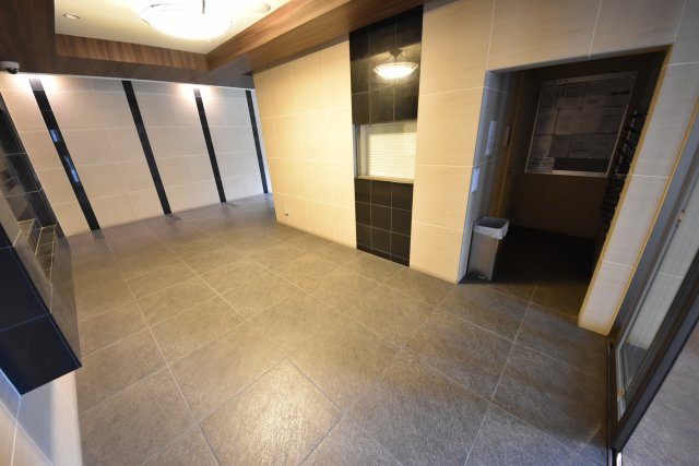 大阪市浪速区難波中３丁目の賃貸マンションのエントランス