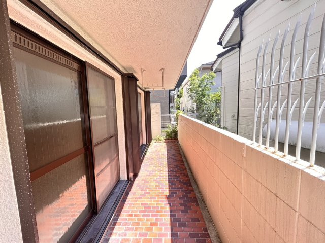 篠原北町2丁目戸建の庭|地下1階の外にはテラススペース♪