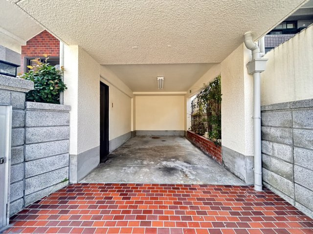 篠原北町2丁目戸建の駐車場|駐車場横には扉もあり玄関へのアクセスも楽々♪前面道路約8.2ｍでお車の出し入れも楽々♪