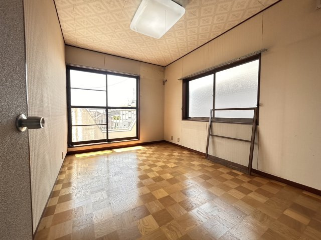 篠原北町2丁目戸建の洋室|2階洋室約6帖。南側バルコニーからの日差しでお部屋は明るく、バルコニーへ出ると神戸港まで見える眺望♪