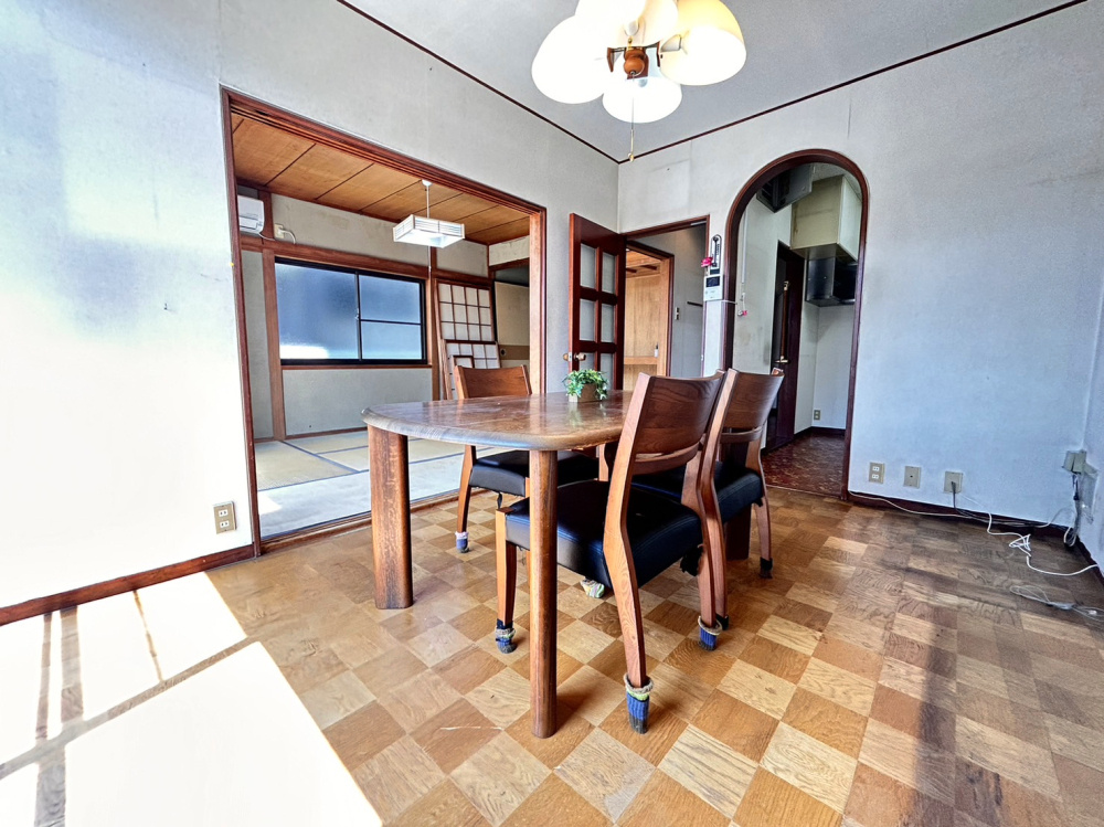 篠原北町2丁目戸建の居間・リビング|南側からの日差しもよく差し込む明るいリビングです♪