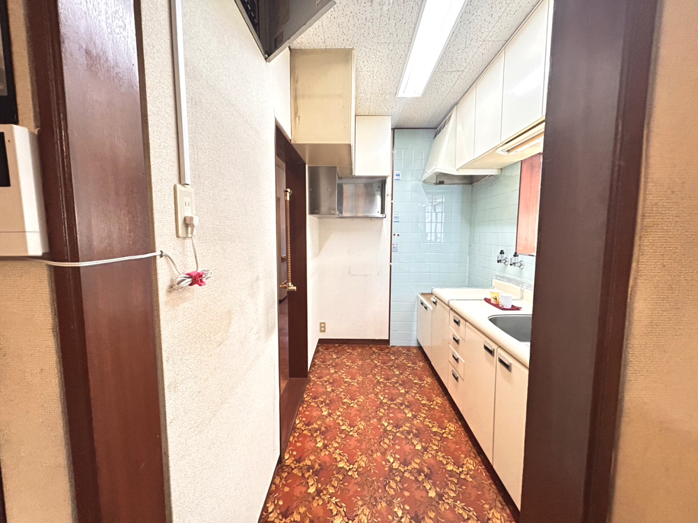 篠原北町2丁目戸建のキッチン|キッチンへのアクセスは廊下側からも可能です♪