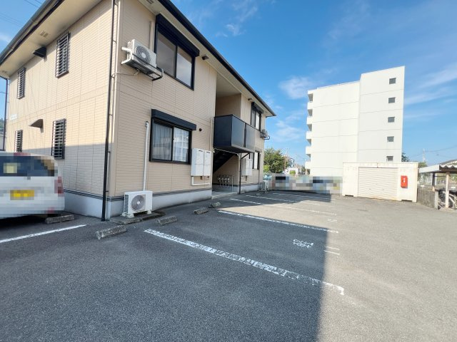 メナージュ A棟の駐車場