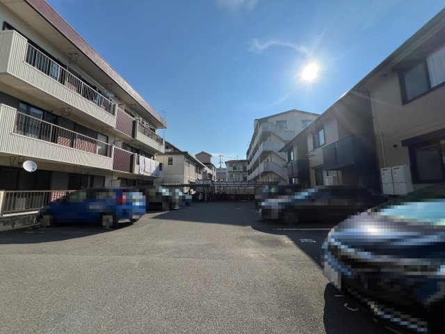 メナージュ A棟の駐車場