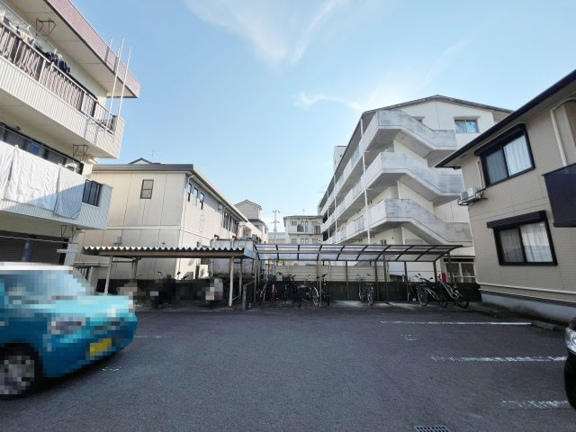 メナージュ A棟の駐車場