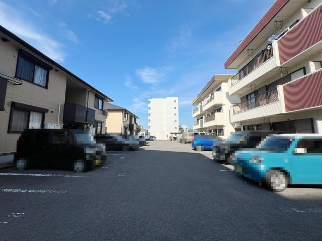 メナージュ A棟の駐車場