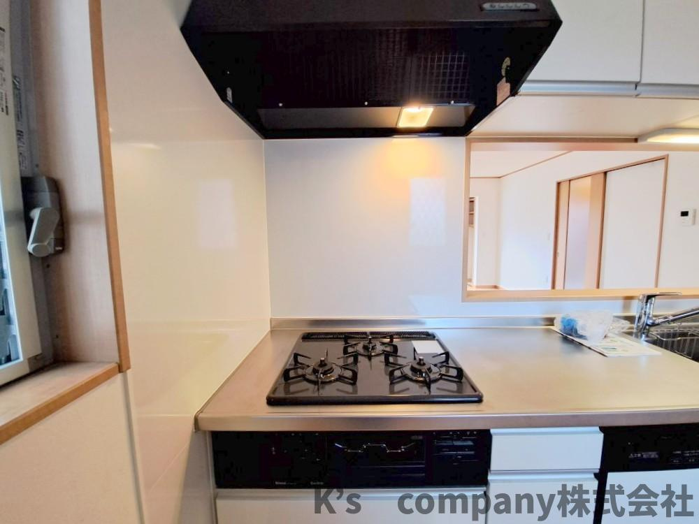 茅ヶ崎市香川４丁目　中古戸建のキッチン|三口ガスコンロでお料理の幅が広がります◇